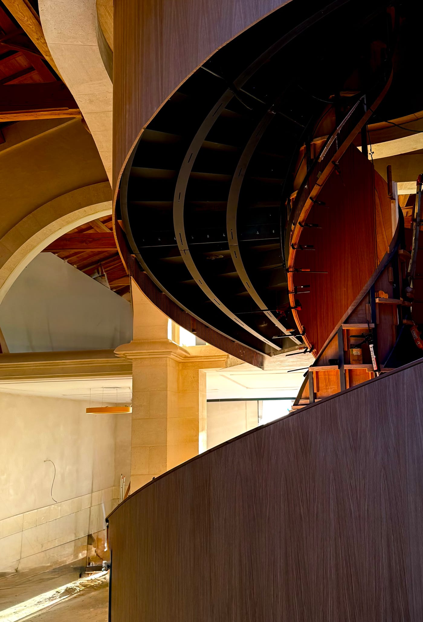 Escalier hélicoïdal, lames de bois et habillage cuivré
