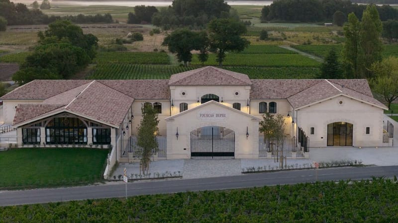 Château Fourcas Dupré et ses chais vus du ciel, dans la lumière du soir