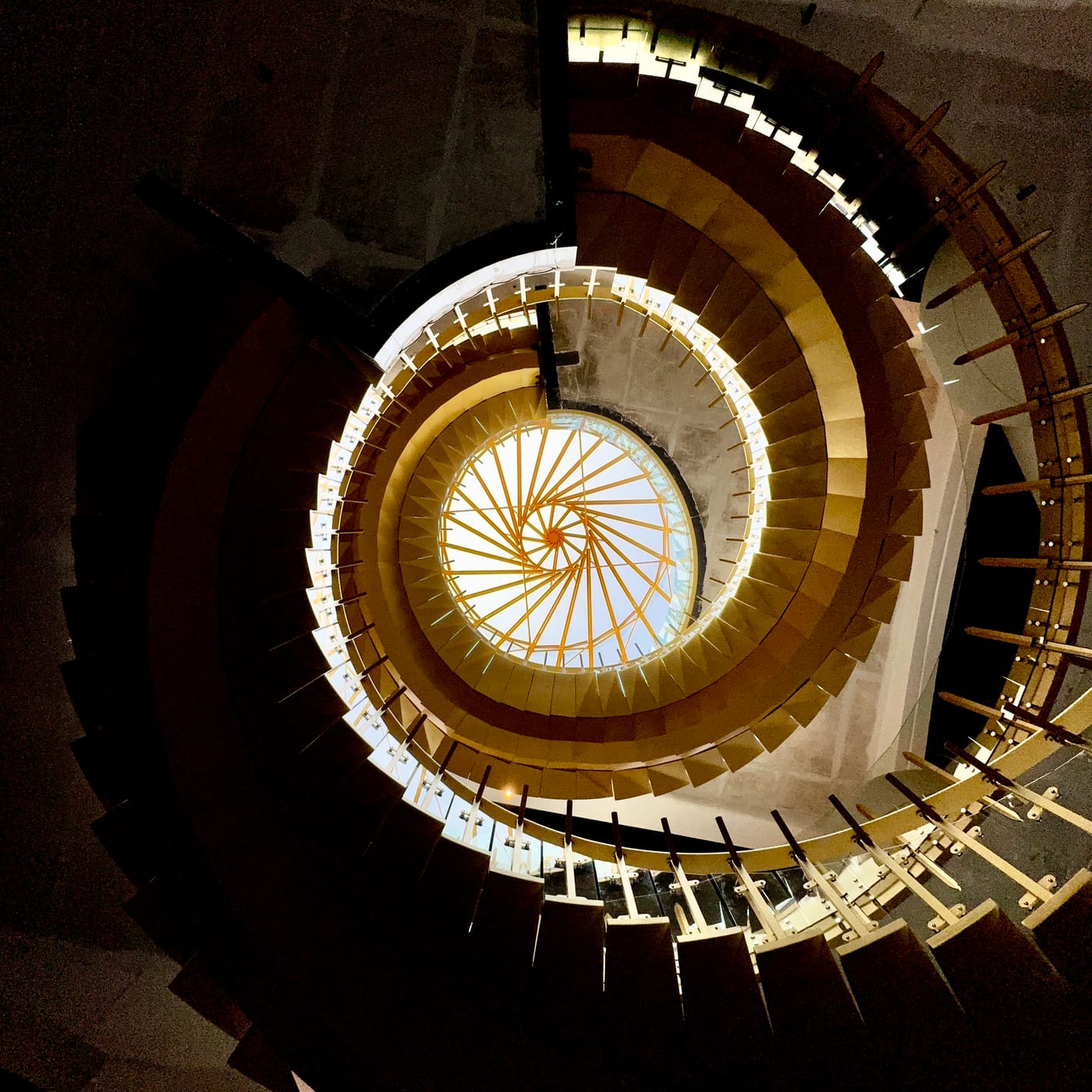 Escalier hélicoïdal vu d'en bas, sous la lumière zénithale