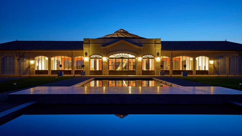 Château Plain Point à la nuit tombée, reflété dans le bassin