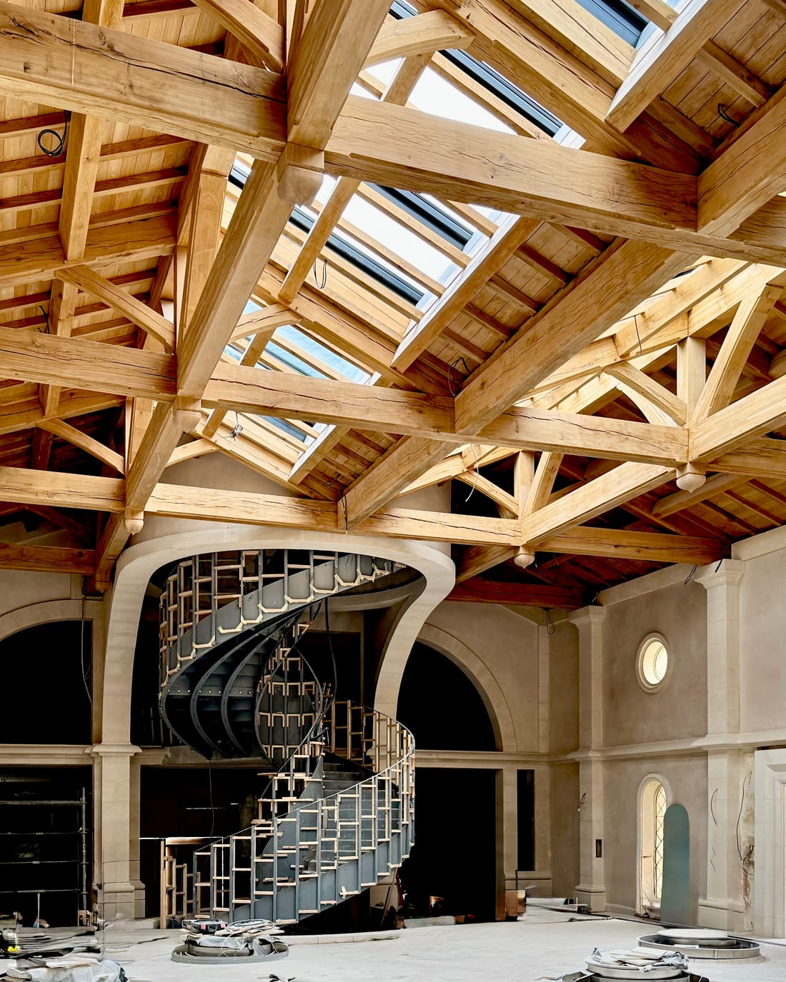 Charpente en chêne et escalier hélicoïdal, Château Angélus