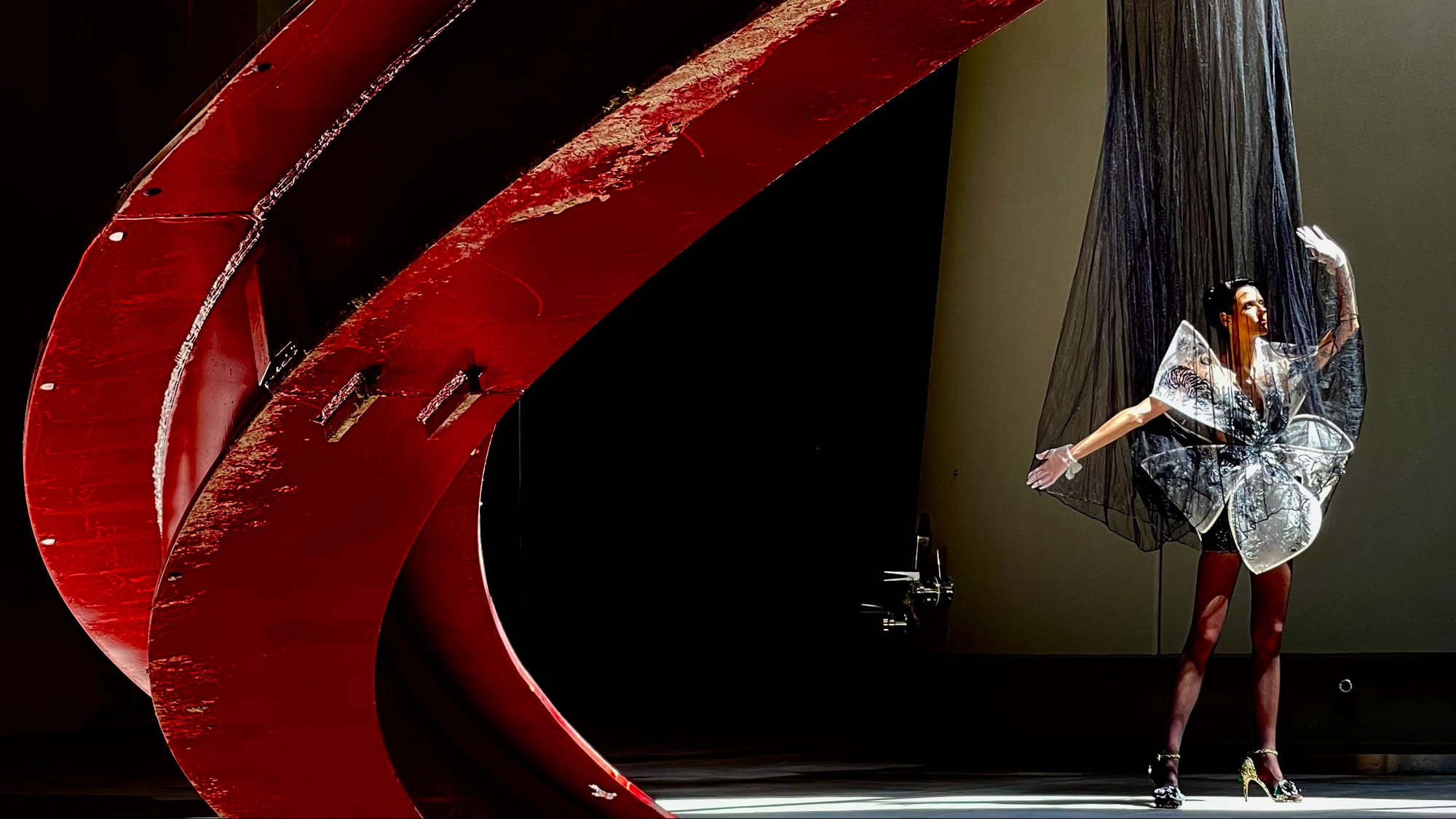 Danseuse sous l'escalier rouge suspendu d'un chai