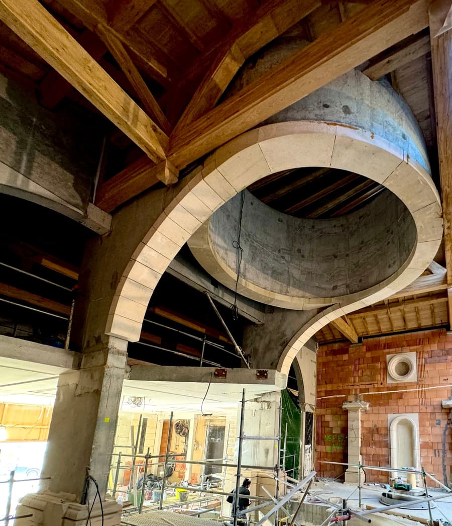 Arche de chêne et cuve sous la charpente, pendant le chantier