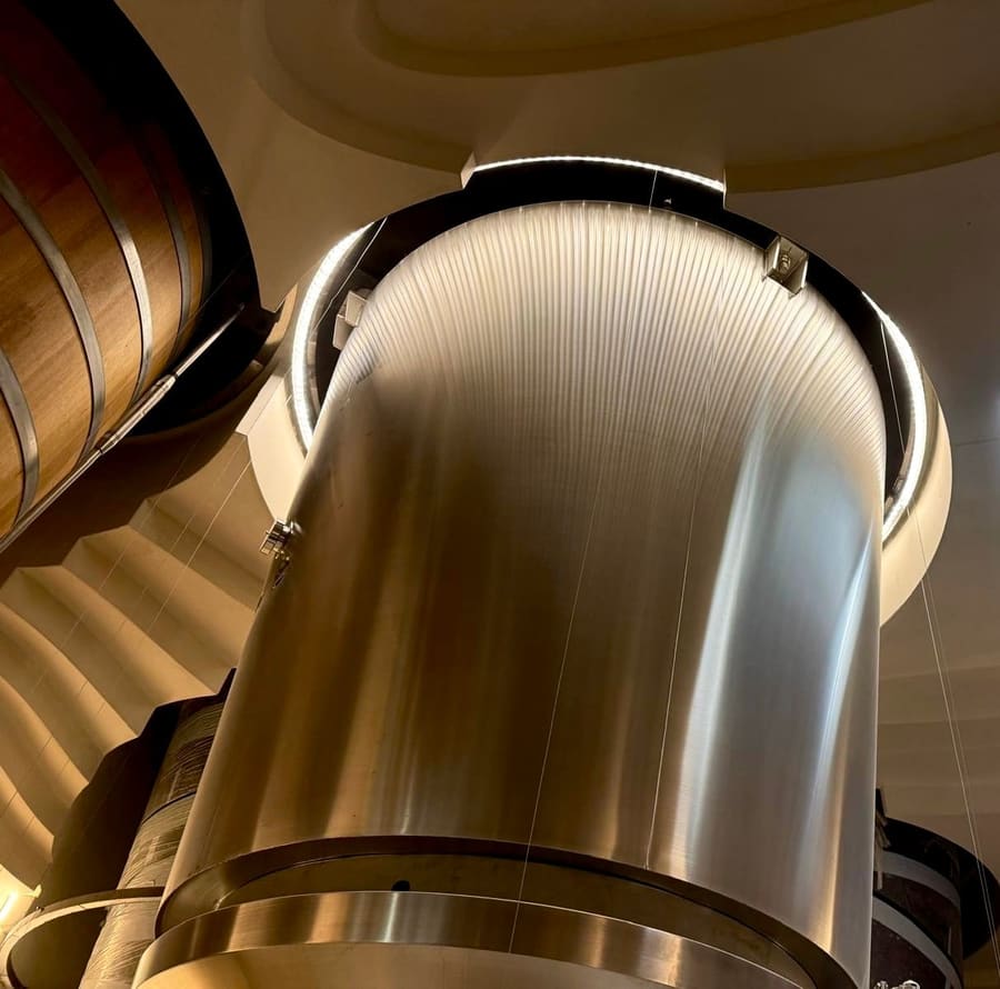 Cuve inox suspendue du cuvier, vue en contre-plongée