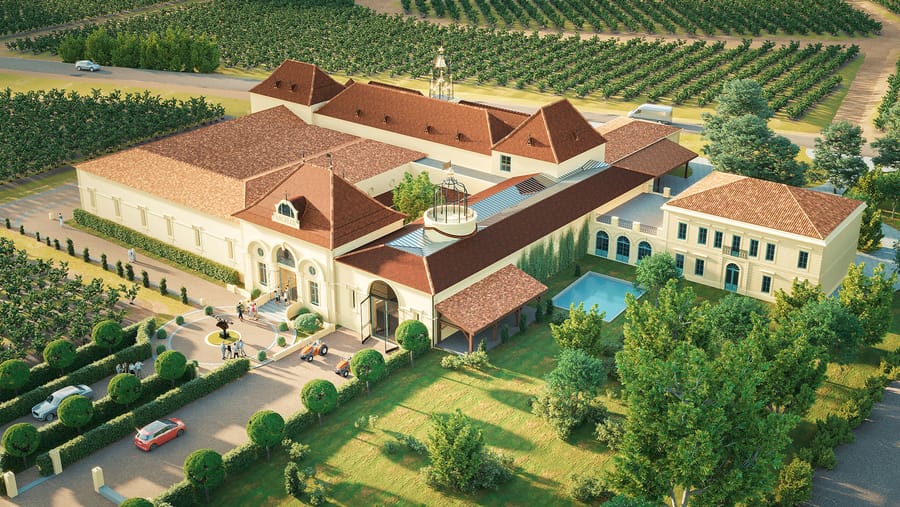 Domaine viticole du Château Angélus aux toits de tuiles et façades claires entouré de vignes, à Saint-Émilion