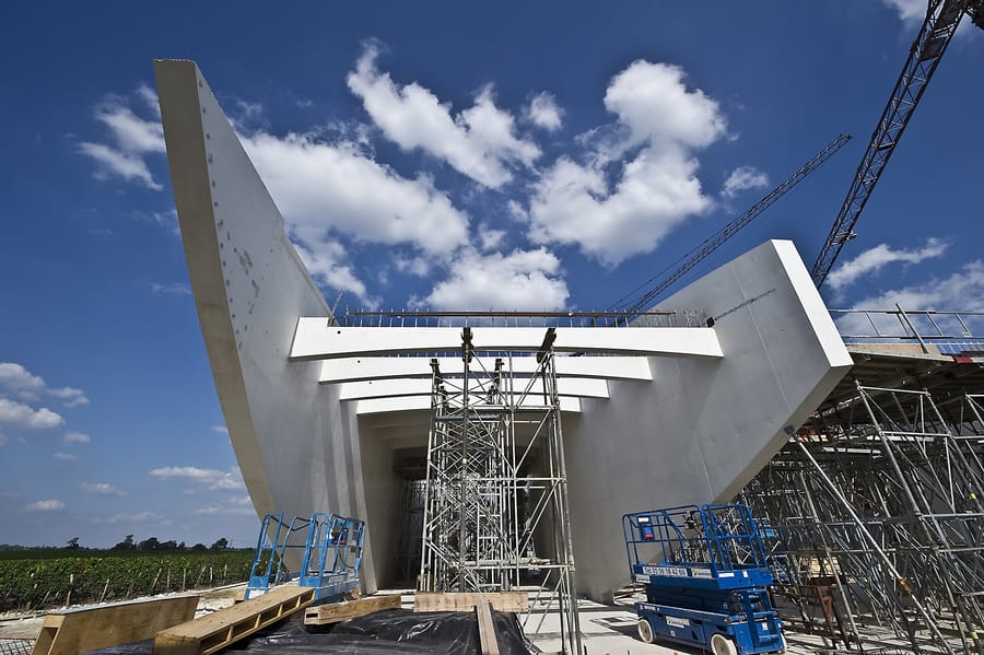 Construction d'une structure architecturale en béton blanc avec des échafaudages sur un domaine viticole, Château Cheval Blanc à Saint-Émilion