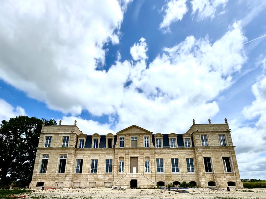 La façade du château sous un ciel de nuages
