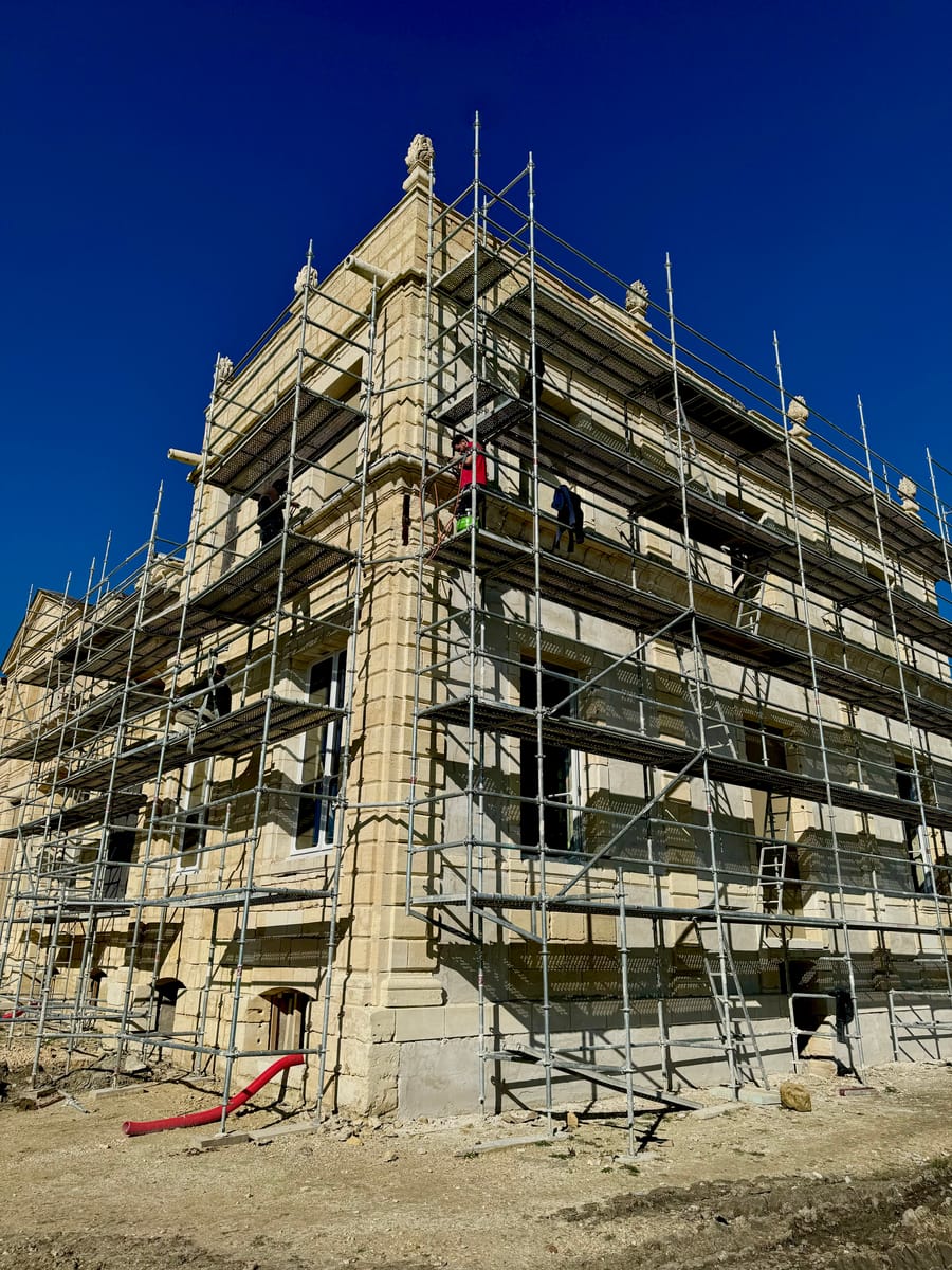 La façade sous échafaudage, pendant la restauration