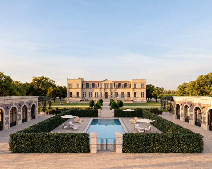 Le château et sa piscine entre les dépendances