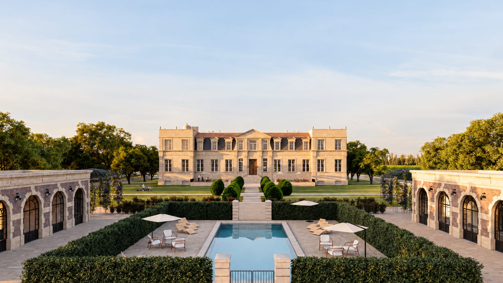 Le château et sa piscine entre les dépendances