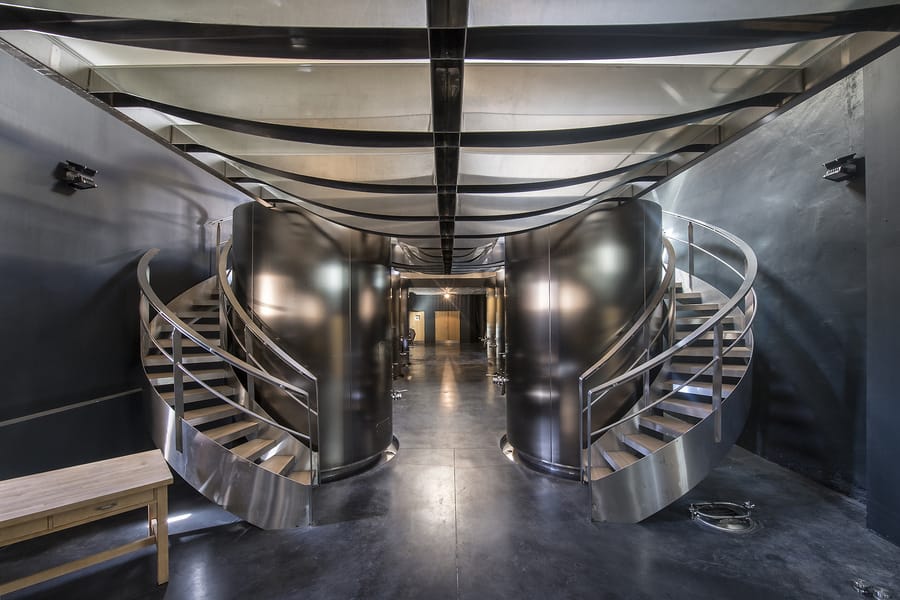 Chai au design contemporain abritant des cuves en inox et des escaliers hélicoïdaux dans un domaine viticole, Château Lafon-Rochet à Saint-Estèphe