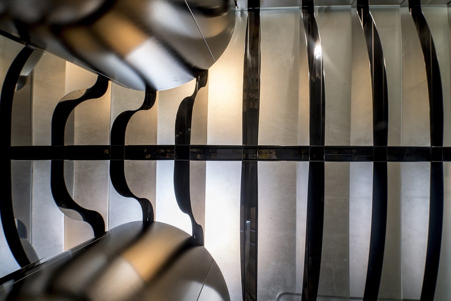 Cuves métalliques design et structures en inox éclairées à l'intérieur d'un chai d'architecte, Château Lafon-Rochet à Saint-Estèphe