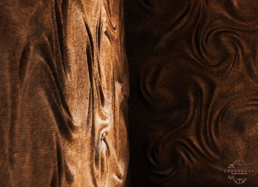 Panneau mural sculpté aux motifs d'ondes organiques réalisé par la maison de création Chadebost pour un projet à Montlabert