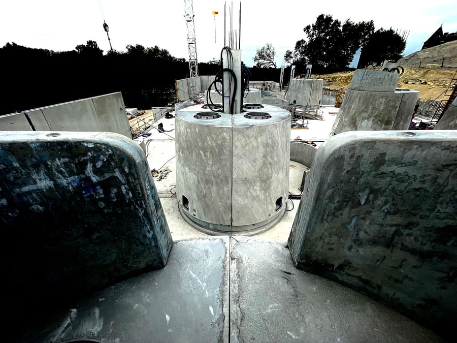 Assemblage de structures cylindriques et modules en béton sur un chantier de construction, Château Plain Point à Fronsac