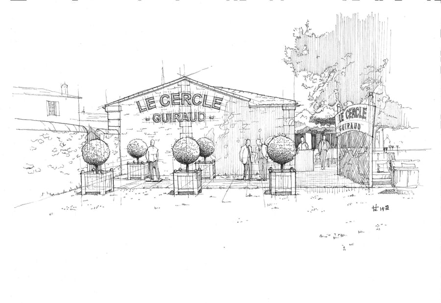 Façade et terrasse aménagée du restaurant Le Cercle Guiraud avec des arbustes en pot et des passants, à Sauternes