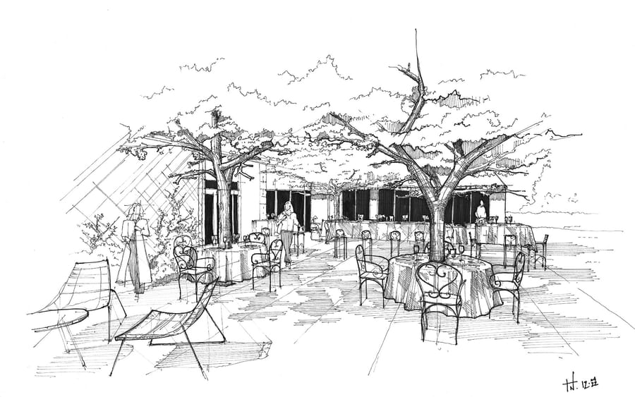 Terrasse de restaurant sous de grands arbres avec tables nappées et chaises en fer forgé pour Le Cercle Guiraud, à Sauternes