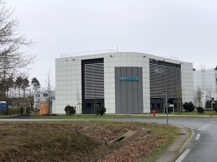 Façade moderne du bâtiment de l'entreprise Merck aux panneaux blancs et brise-soleil noirs, Merck Biodevelopment à Martillac