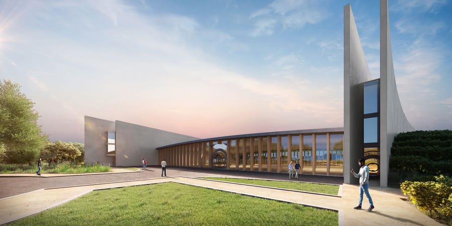 Bâtiment contemporain à la façade vitrée et colonnade en bois bordé d'espaces verts