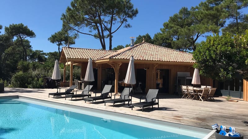 Villa en bois avec piscine et terrasse aménagée au cœur d'une pinède, au Cap Ferret
