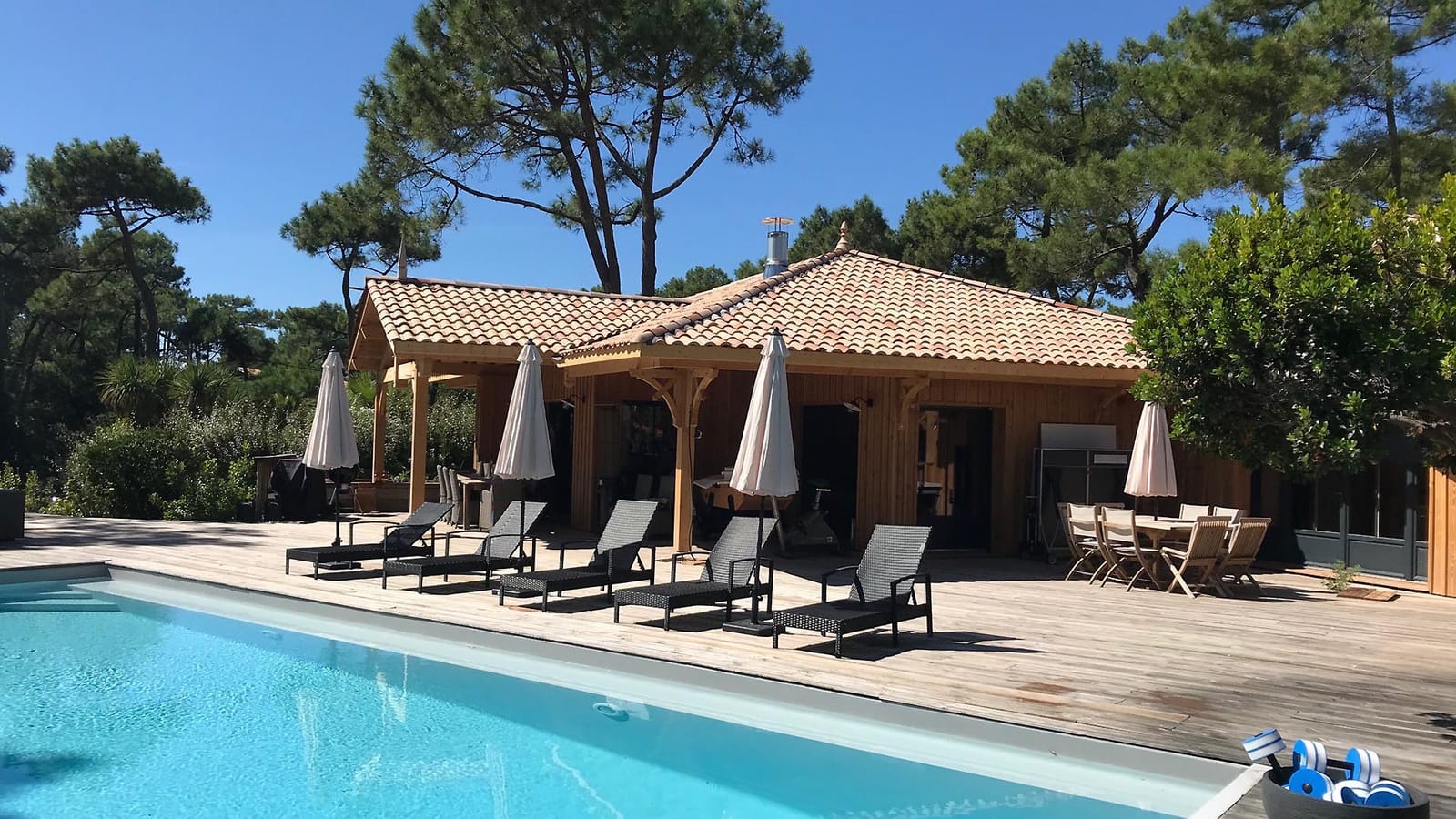 Villa en bois avec piscine et terrasse aménagée au cœur d'une pinède, au Cap Ferret