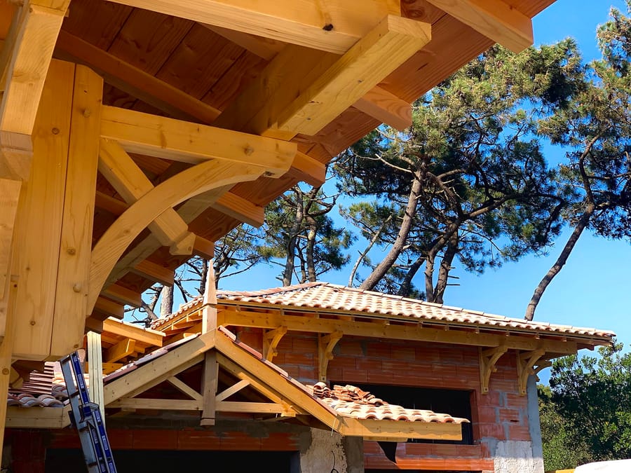 Charpente en bois et structure de toiture en tuiles d'une villa en chantier, au Cap Ferret