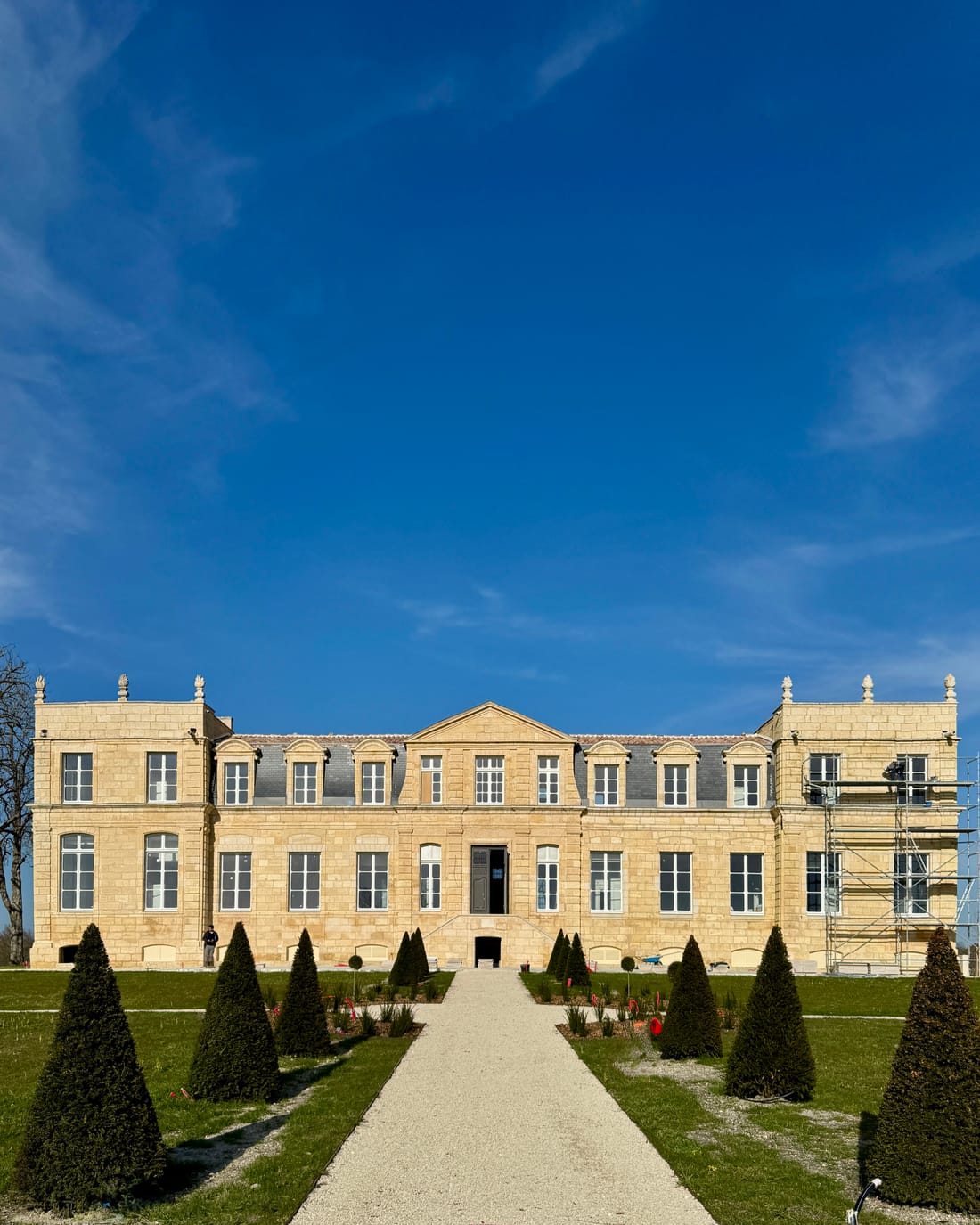 Façade du Château de Grissac et son jardin de topiaires